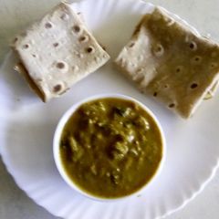 A picture of Wheat roomali roti with bottle gourd curry.