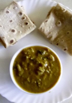 A picture of Wheat roomali roti with bottle gourd curry.