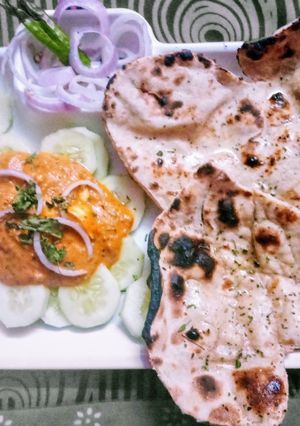 A picture of Shahi Paneer With Tandoori Roti.