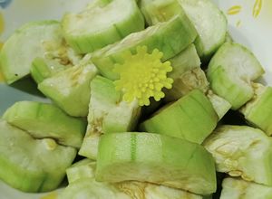 Hình của món Mướp hấp nước tương bằng lò vi sóng.