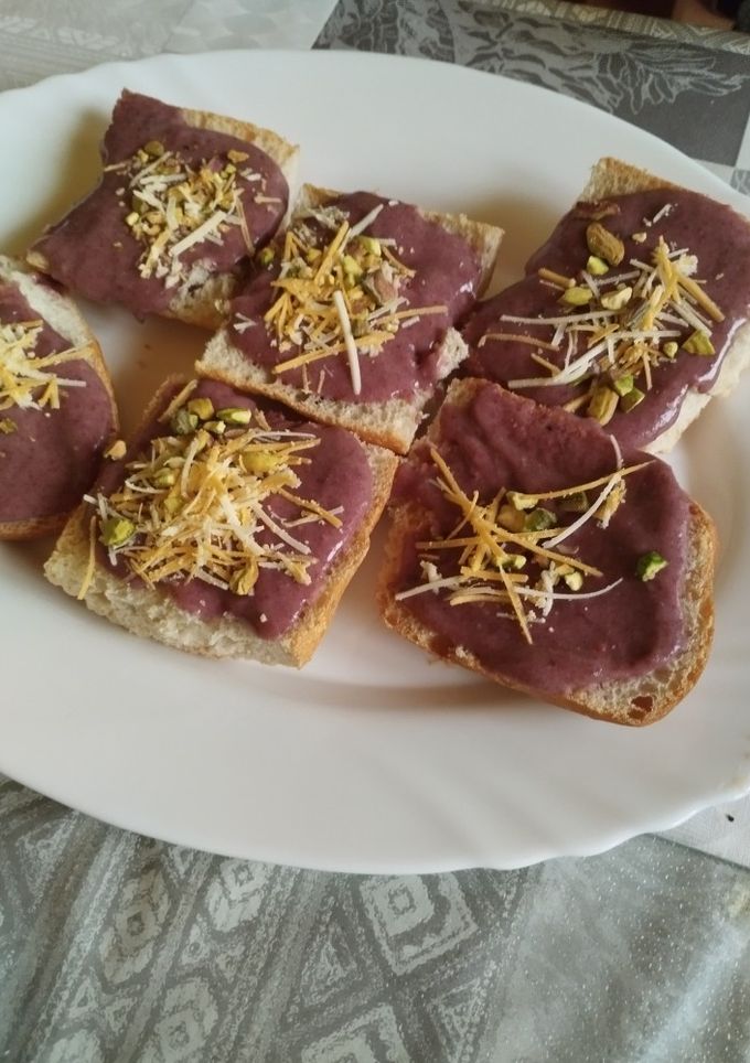 Una foto de Tostada de untable de alubias pintas
