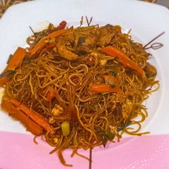 A picture of Singaporean noodles.