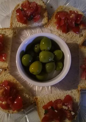 A picture of Tomato, garlic and basil bruschetta.