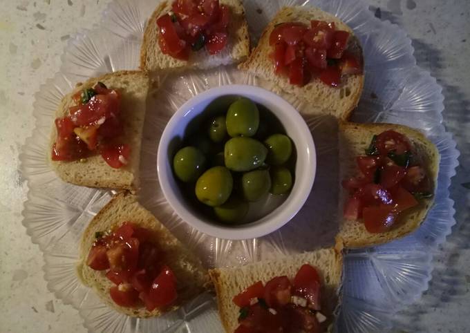 Tomato, garlic and basil bruschetta