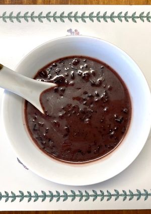 A picture of Black Glutinuous Rice Sweet Soup with Coconut Milk 椰汁紫米露.