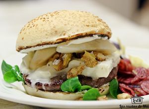 Una foto de Hamburguesa con gorgonzola y pera