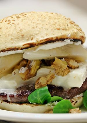 Una foto de Hamburguesa con gorgonzola y pera