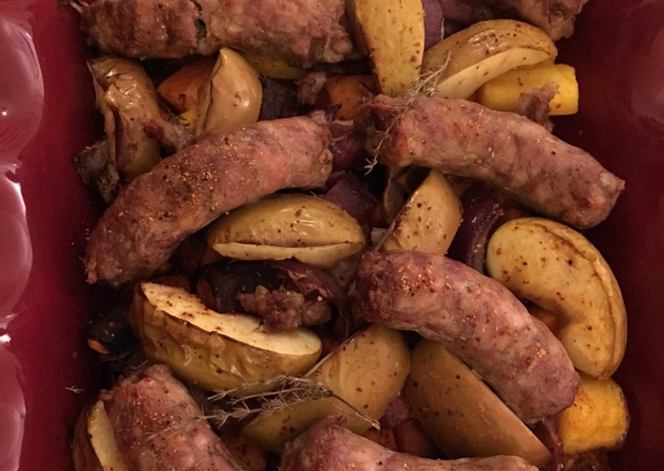 Pommes, racines et saucisse de poulet au four