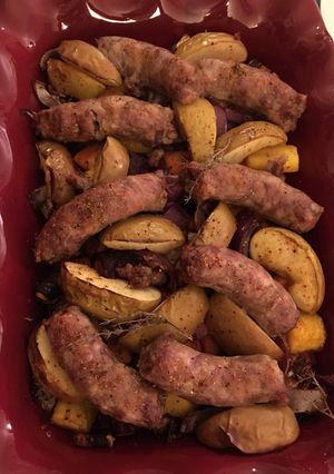Une photo de Pommes, racines et saucisse de poulet au four