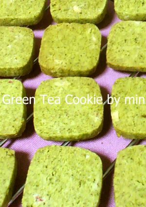 A picture of DIY Matcha Tea Powder from Tea Leaves.