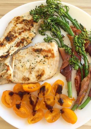 Una foto de Pollo, cherrys y bimi