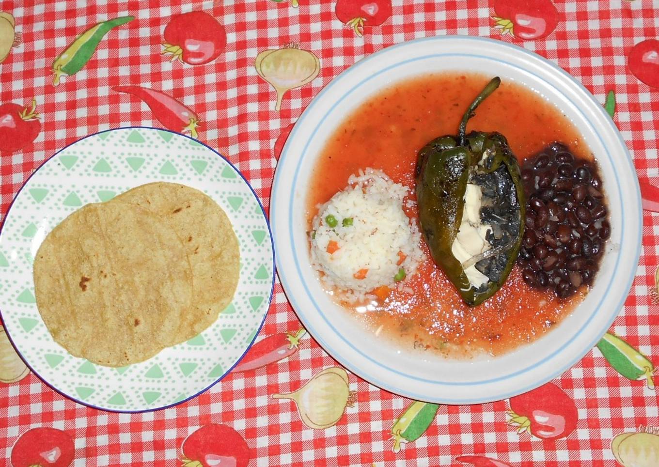 Chile relleno de huitlacoche y queso con epazote