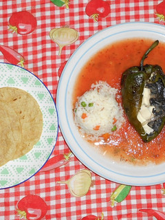 Una foto de Chile relleno de huitlacoche y queso con epazote