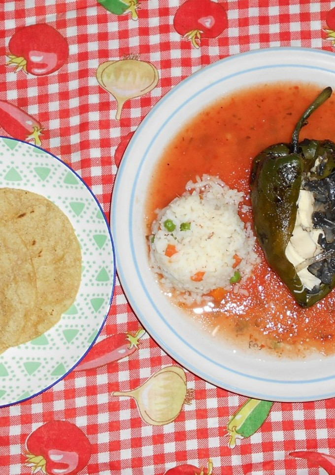 Una foto de Chile relleno de huitlacoche y queso con epazote