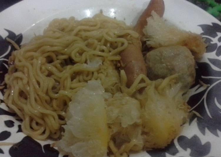Fried Noodles with Yin Er and Anchovy