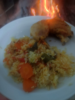 Una foto de Pollo asado y arroz con verduras