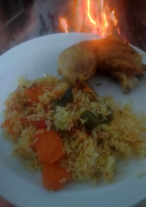 Una foto de Pollo asado y arroz con verduras