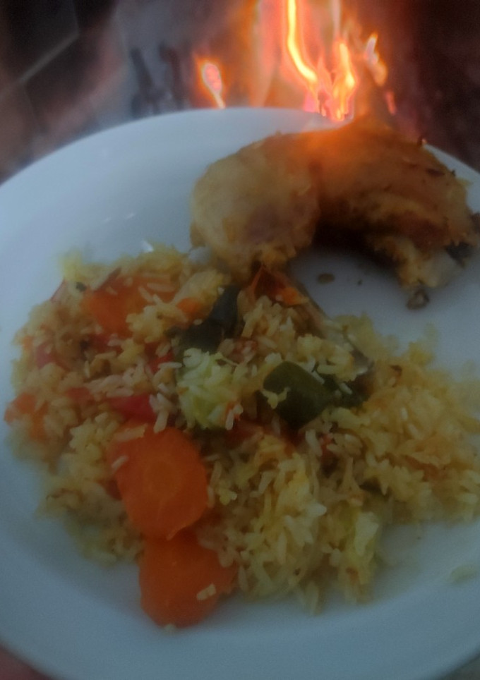 Una foto de Pollo asado y arroz con verduras