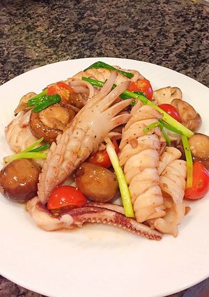 Hình của món Mực xào nấm mỡ🦑🦑.