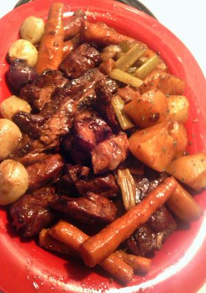 A picture of pork ribs and vegetables.
