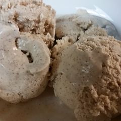 A picture of Cinnamon Honey Ice Cream.