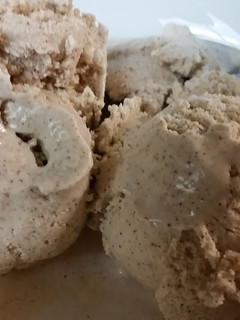 A picture of Cinnamon Honey Ice Cream.