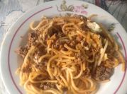 Una foto de spaguetti con carne molida