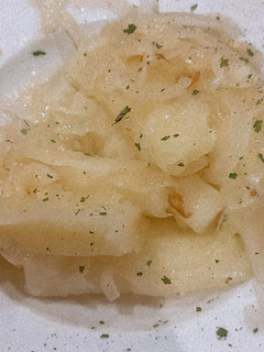 Una foto de Yuca con mojo