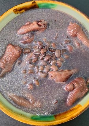 Hình của món Chân gà hầm đậu đen.