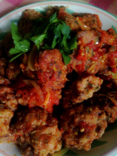 A picture of Meatballs with fresh tomatoes sauce.