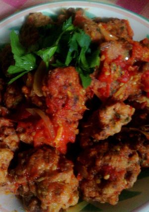 A picture of Meatballs with fresh tomatoes sauce.