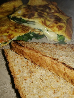 Una foto de Omelette relleno de queso y espinaca 🧀🥬