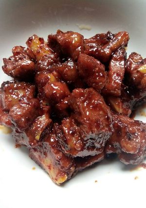 Hình của món Sườn rim nước dừa sốt cay.
