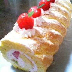 A picture of Petit Strawberry Roll Cake with Ladyfinger Biscuit Crust.