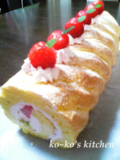 A picture of Petit Strawberry Roll Cake with Ladyfinger Biscuit Crust.