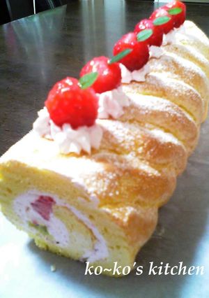 A picture of Petit Strawberry Roll Cake with Ladyfinger Biscuit Crust.
