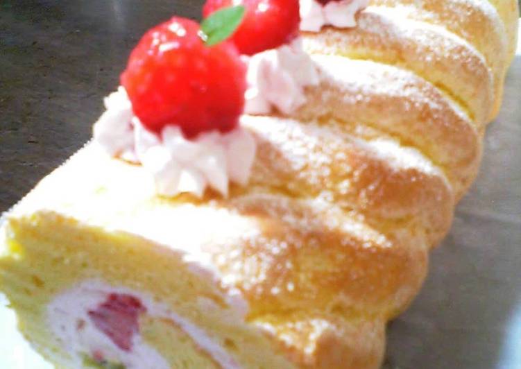 Steps to Make Quick Petit Strawberry Roll Cake with Ladyfinger Biscuit Crust