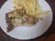 Una foto de chuletas de cerdo y guarnicion