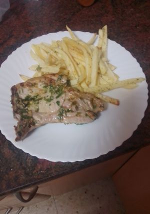 Una foto de Chuletas de cerdo a la sartén con papas fritas