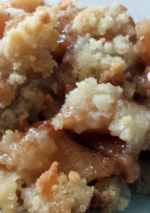 A picture of Lola's apple crisp.