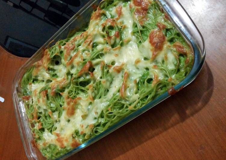 Spaghetti baked in Cheesy Spinach Sauce