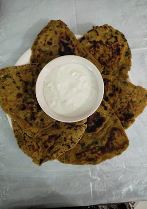 બાજરી બટાકા કોથમીર પરોઠા (Bajri Bataka Kothmir Paratha Recipe In Gujarati) રેસીપી મુખ્ય ફોટો