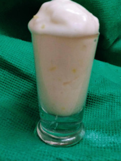Una foto de Mousse de limón, sin huevo, sin lactosa, sin grasa, sin gluten... y casi gratis