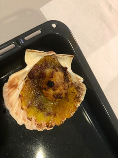 Una foto de Vieira rellena de jamón gratinada al horno
