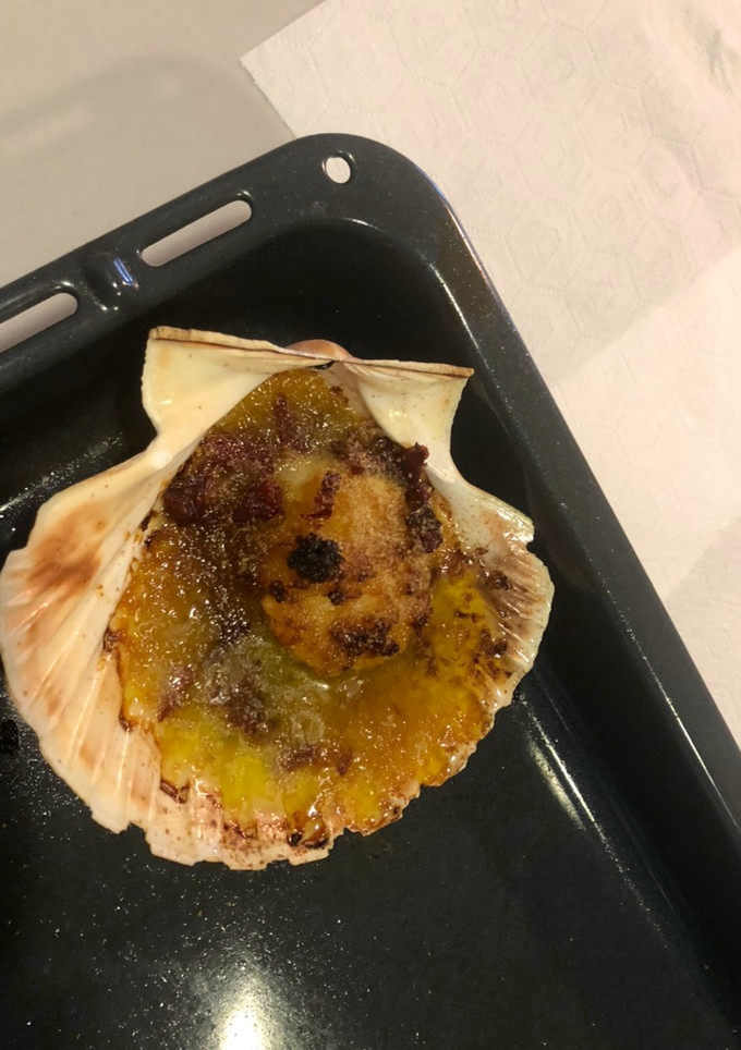 Una foto de Vieira rellena de jamón gratinada al horno