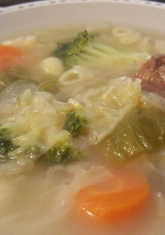 Una foto de Sopa de caldo con verduras y pasta