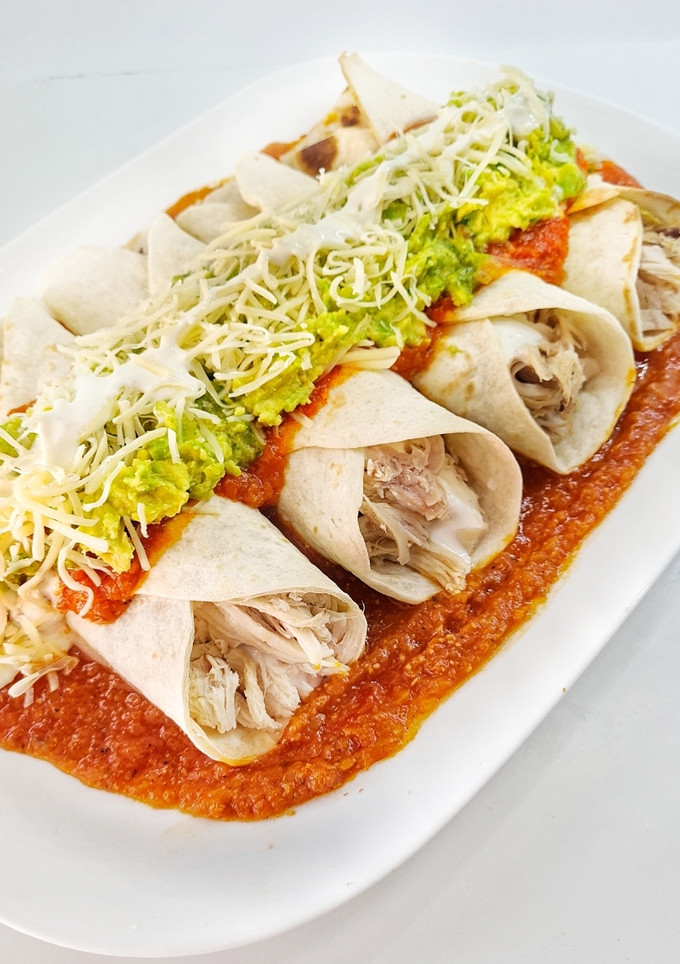 Una foto de Flautas de pollo con guacamole