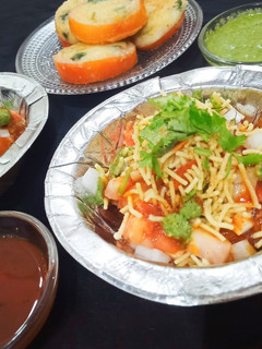 स्टफ टमाटर की चाट (Stuff Tomato Chaat Recipe In Hindi) रेसिपी मुख्य फोटो