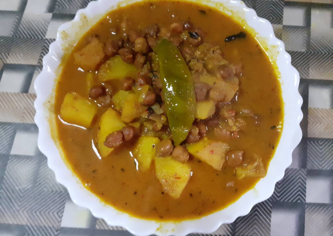 Kala chana or aloo ki spicy gravy