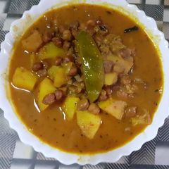 A picture of Kala chana or aloo ki spicy gravy.